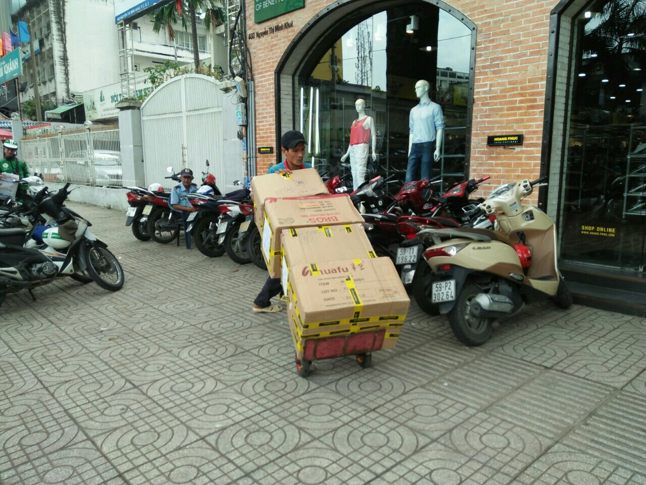 văn phòng mới được sắp xếp đồ đạc gọn gàng, chỉnh chu trước khi bàn giao