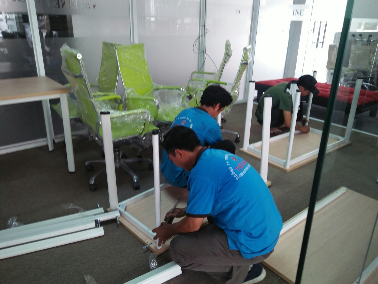 Đồ đạc khi được chuyển đến văn ph&ograve;ng mới sẽ được sắp xếp, lắp đặt gọn g&agrave;ng