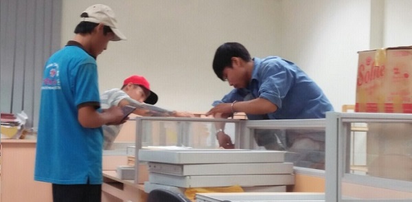 nh&acirc;n vi&ecirc;n thi c&ocirc;ng lu&ocirc;n cẩn thận, tỉ mỉ